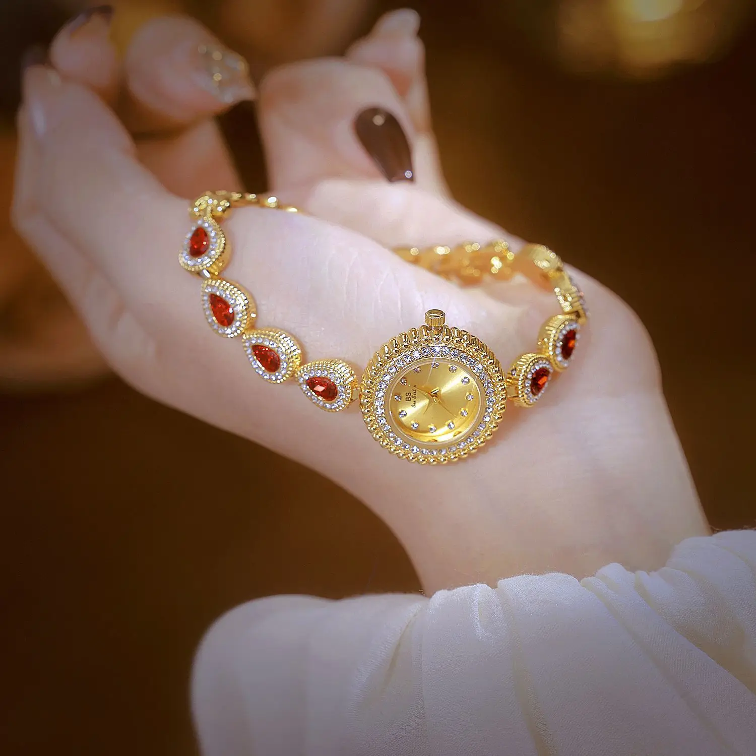 Luxury Diamond Women's Watch Retro Elegance High Quality Quartz Waterproof Hand Clock 2025 New Style Gold Bracelet Watches