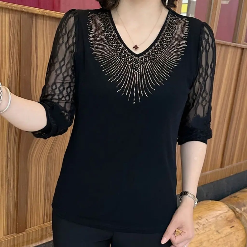 T-shirt con scollo a V con cut-out in pizzo a maniche lunghe da donna 2024 Camicia estiva a maniche corte con diamanti caldi Camicia base femminile di fascia alta