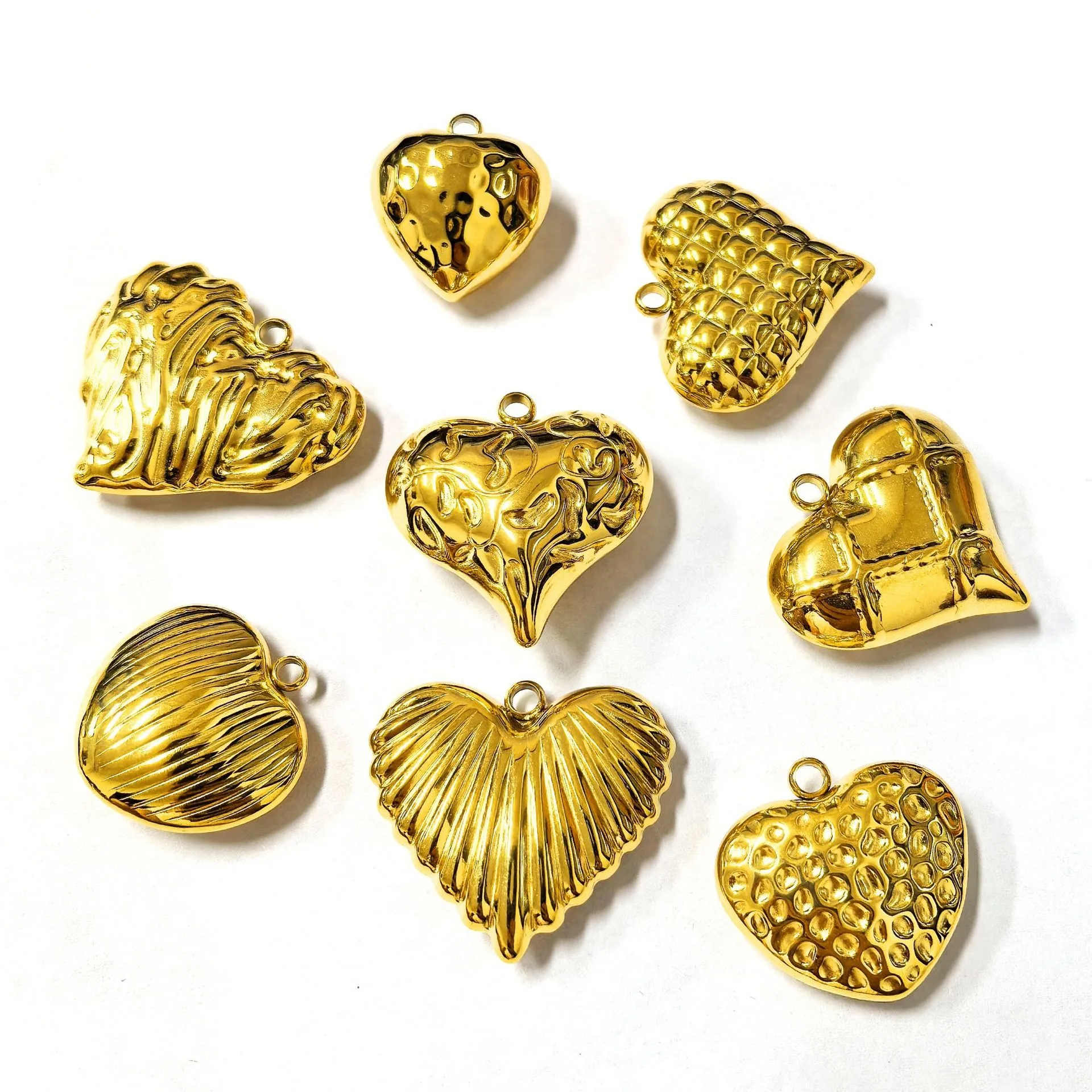 Ciondolo in acciaio inossidabile con texture di lusso leggera impermeabile a forma di cuore tridimensionale in acciaio al titanio, accessori fatti a mano fai da te