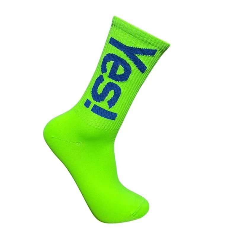 Calcetines deportivos de tubo medio con letras 'Yes' en colores vibrantes, multicolor opcional, transpirables, absorbentes de sudor, versátiles para uso diario.