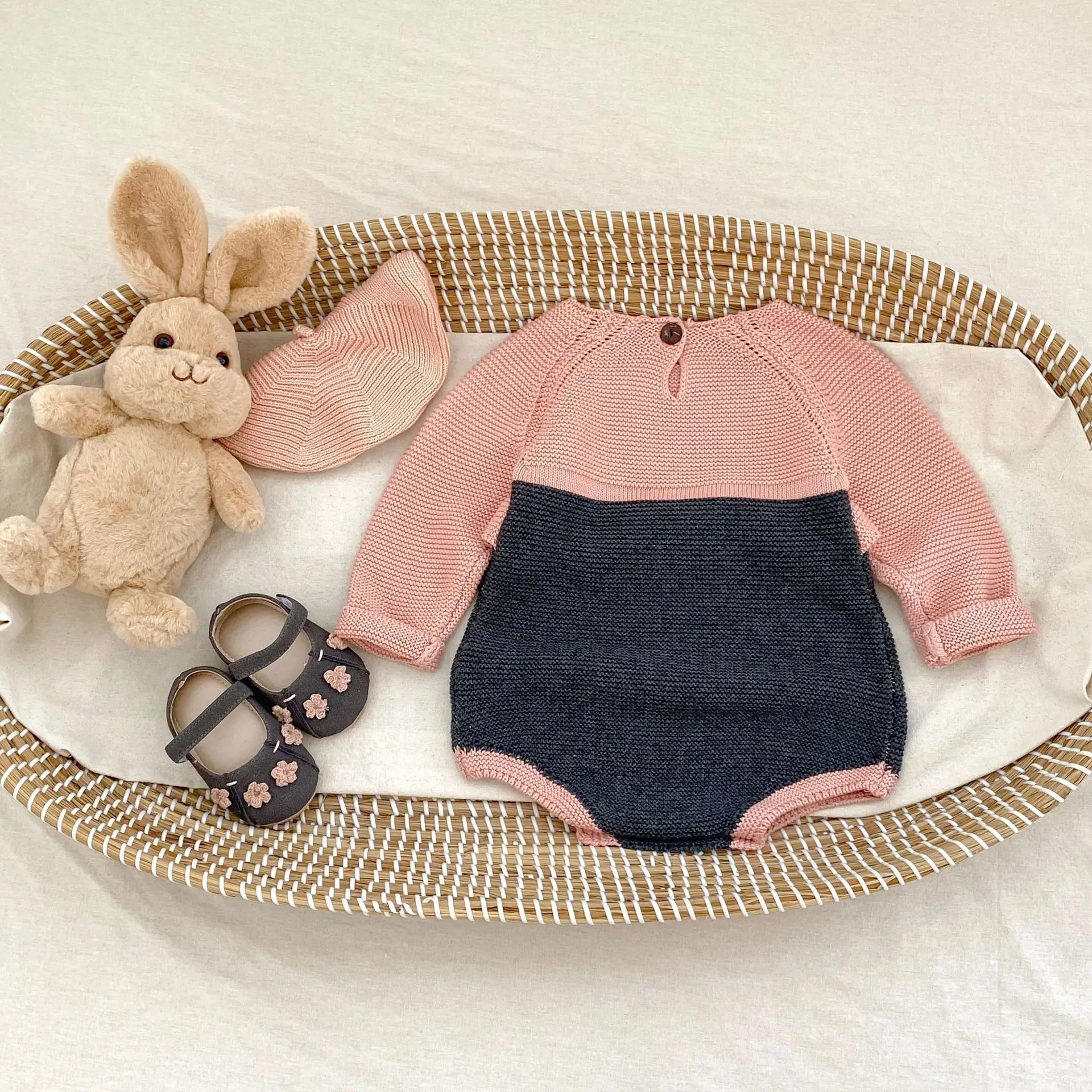 ฤดูใบไม้ร่วงใหม่เสื้อผ้าเด็กอายุ 0-3 ปี, ชุดจั๊มสูทแขนยาวถักคอกลมสีชมพูสีเทาหวานและน่ารัก