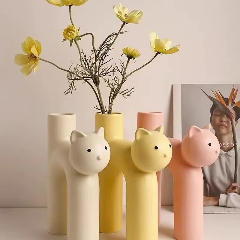 Desk vaseinsStylish and attractive cat figurine in an irregular cream-colored Nordic style, a slender decoration for the living