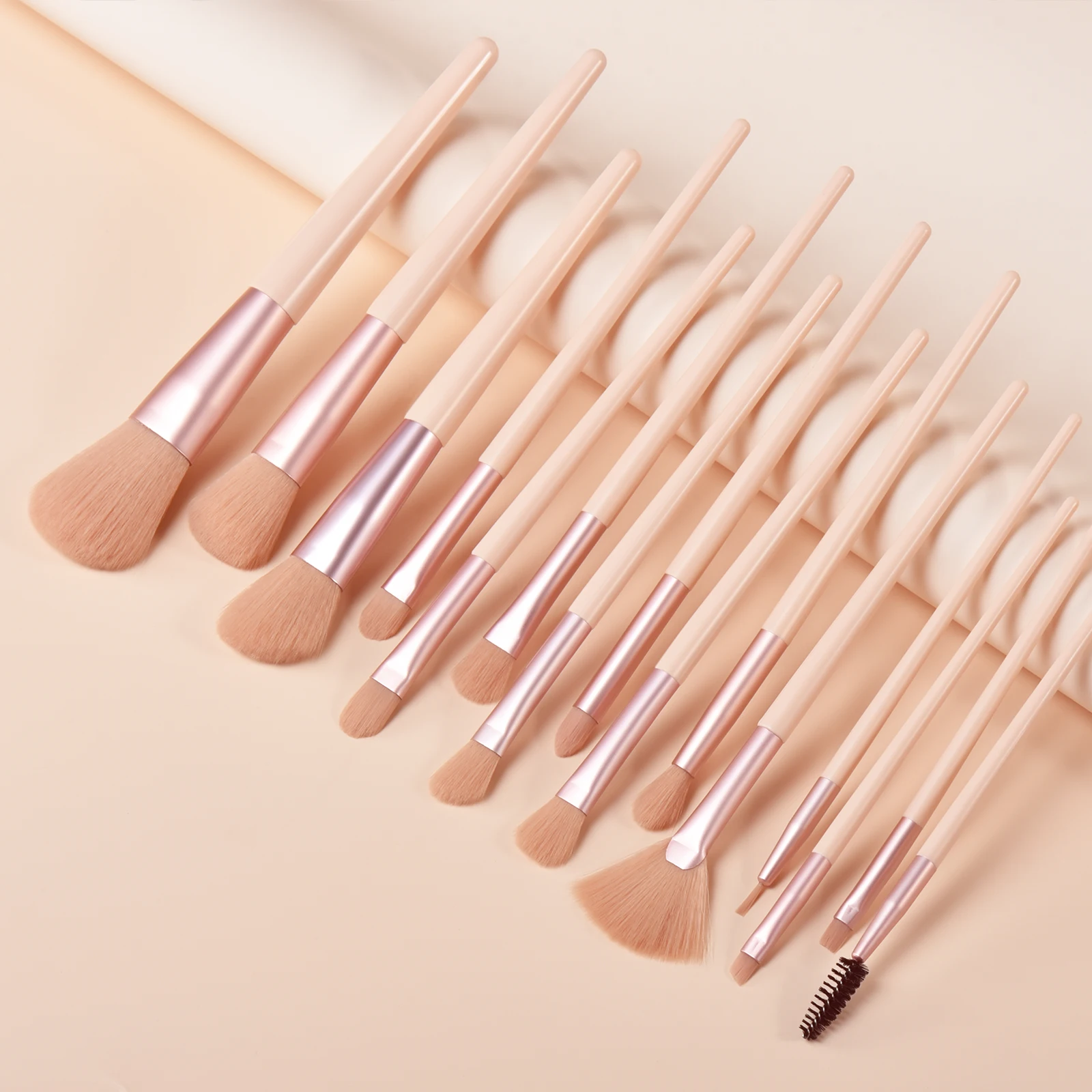 10/15 ピンクメイクブラシセット、ファンデーション、輪郭形成、アイシャドウ、アイライナー、アイブロウブラシ、その他のメイクツールを含む