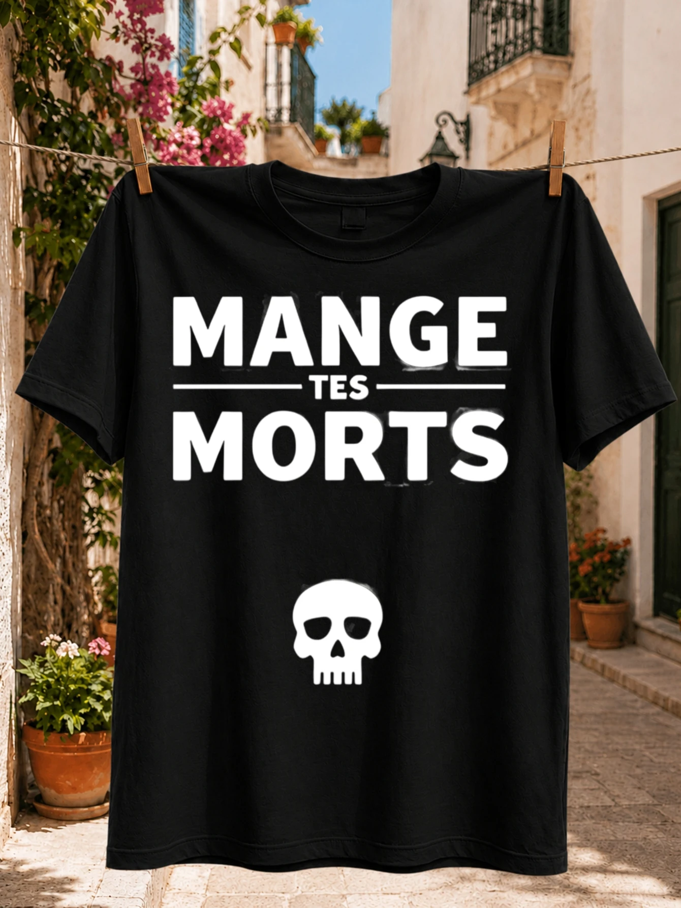 T-shirt unisexe avec graphisme « Eat Your Dead » en lettres bloquées françaises, au-dessus d'un design audacieux et humoristique.
