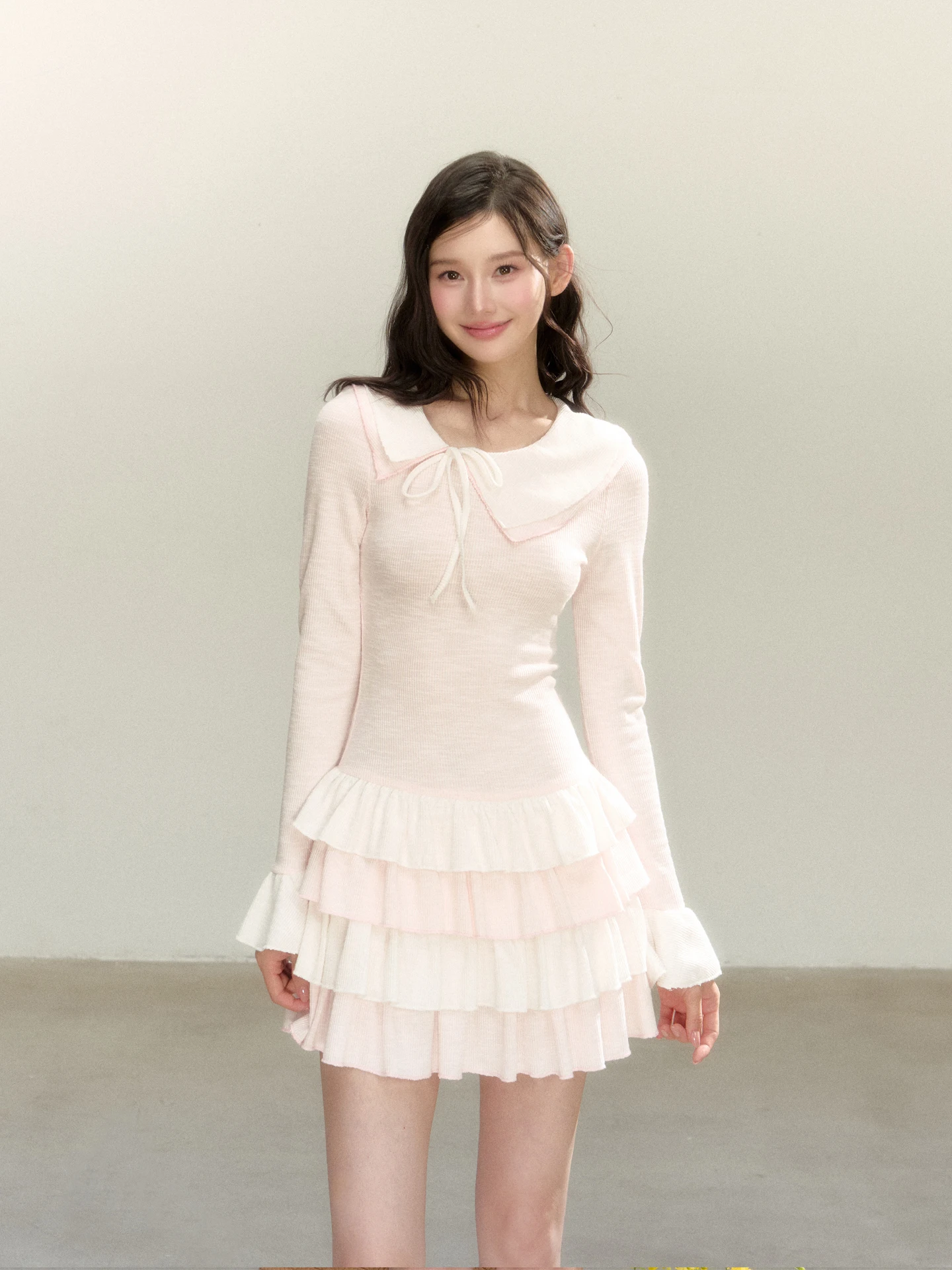 

Женское трикотажное платье Spicy Girl Pure Desire с длинным рукавом, воротником «Питер Пэн», А-силуэтом, юбкой-миди с узором «Кейк» и вставками