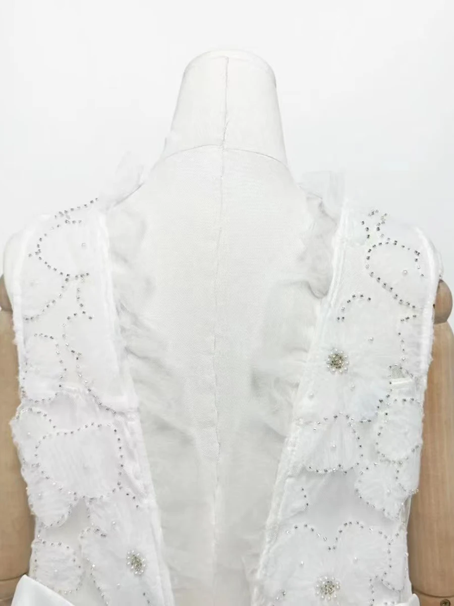 فستان سهرة أنيق مزين بقطع القماش من VGH للنساء بياقة دائرية بدون أكمام وخصر عالٍ مع فيونكة فساتين بيضاء رسمية للسيدات