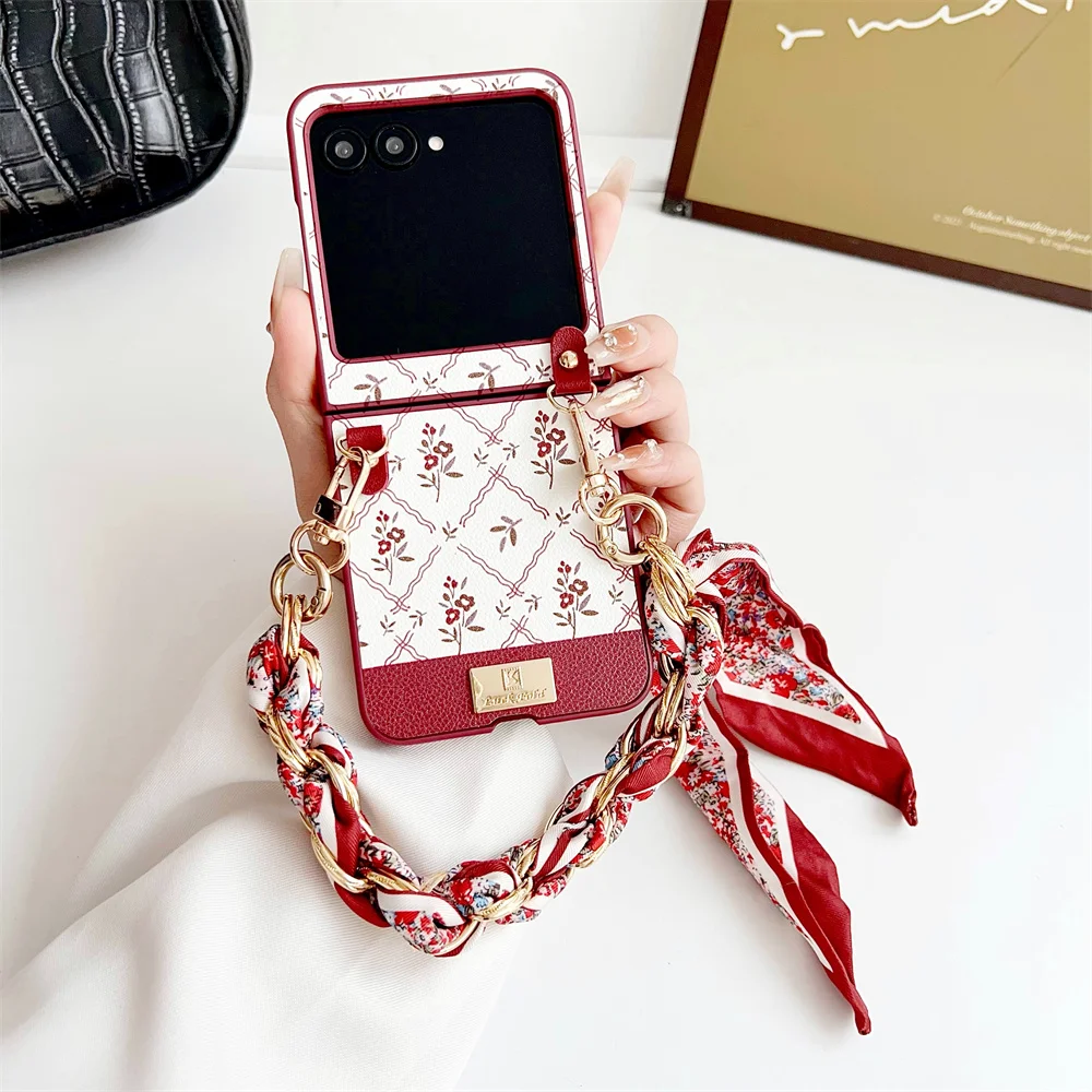 

Fashion Lucky Flower Phone Case For Motorola Moto Razr 50 Silk Scarf Bracelet PC Hard Shell Shockproof Back Cover