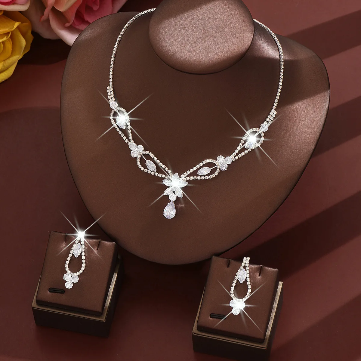 1 Set of Jewelry Includes (1 Pair of Earrings + 1 Necklace) Exquisite Claw Chain Rhinestone Crystal Earrings and Necklace Set, Light Luxury Simple Teardrop-Shaped Elegant Clavicle Chain, Perfect for Brides' Weddings, Banquets, Parties, Fashionable Women's Clothing, Evening Decorations, and Exquisite Birthday Gifts