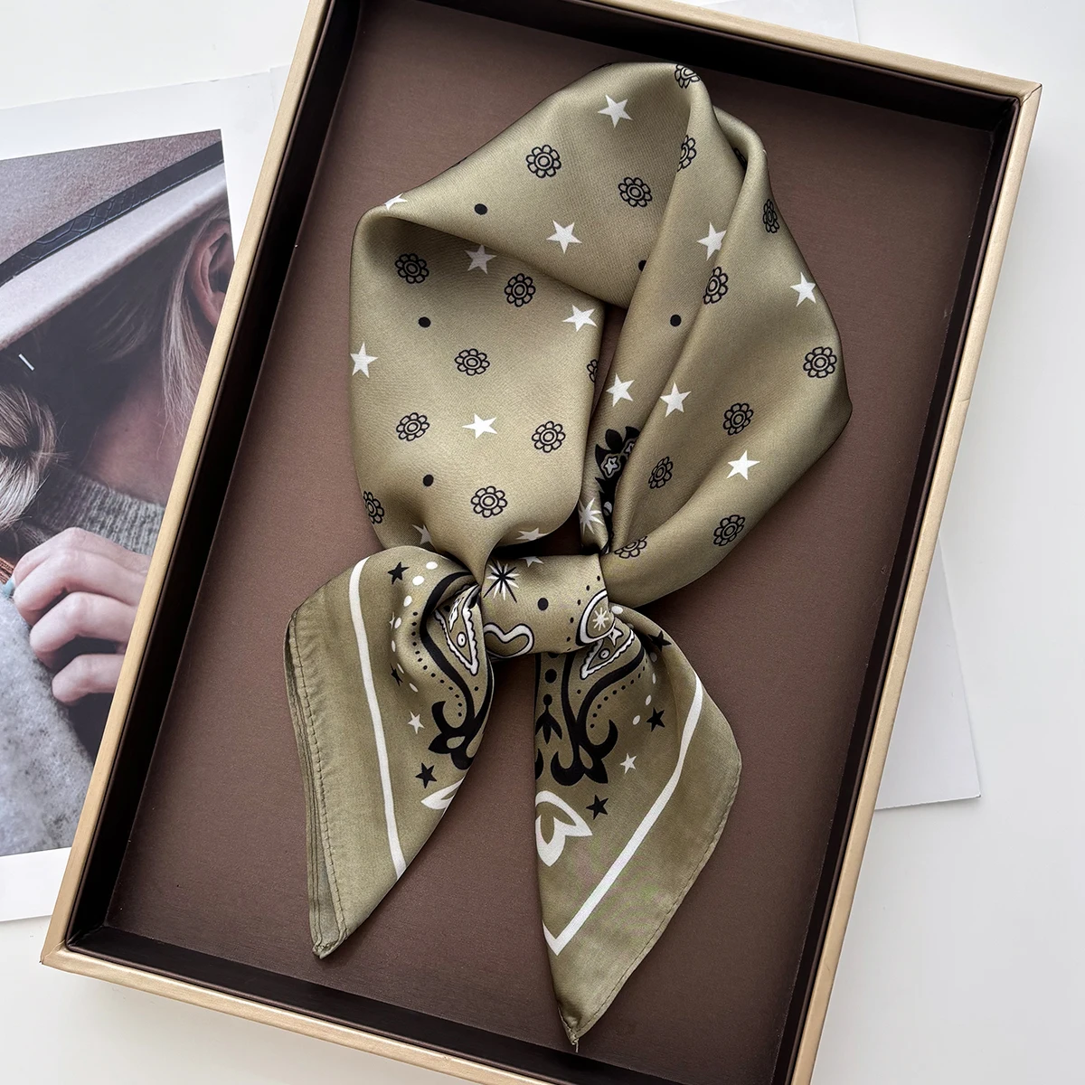 Luxuriöser, quadratischer Schal (70 x 70 cm) für Damen, im Retro-Stil, als Schal, Halstuch, Bandana oder Hijab, aus weichem, strapazierfähigem Stoff, ideal für den täglichen Gebrauch. – Detail 9