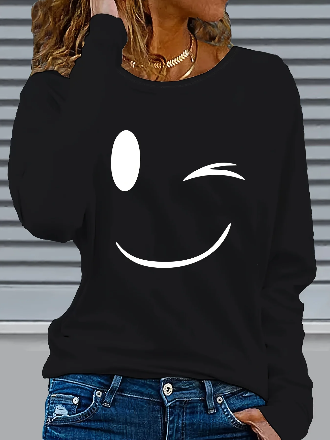 Elegancka koszulka plus size z okrągłym dekoltem, dzianina o średnim rozciągliwości, geometryczny wzór uśmiechu, z aplikacją, na każdą porę roku.