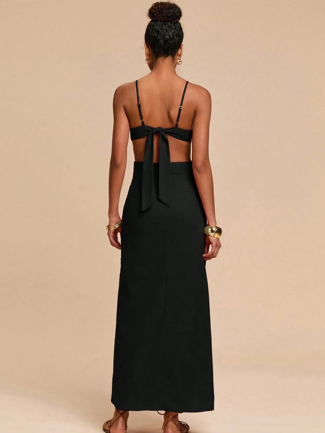 

Черное платье с вырезами и цветочным узором на завязках, вечернее платье без рукавов