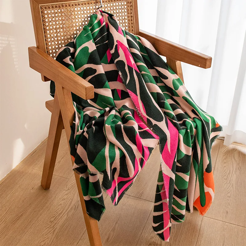 

New Ripple Printed Contrasting Color Imitation Cashmere Scarf for Women Personalized Fashionable, High-end Medium To Long Shawl