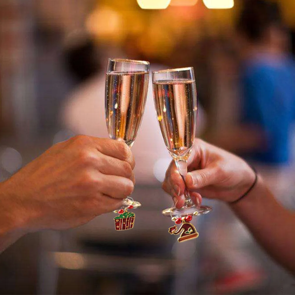 

6Pcs Wine Glass Rings Christmas Design Metal Charm Clips Reusable Glass Identifiers for Parties Holidays Gift Sets Decoration