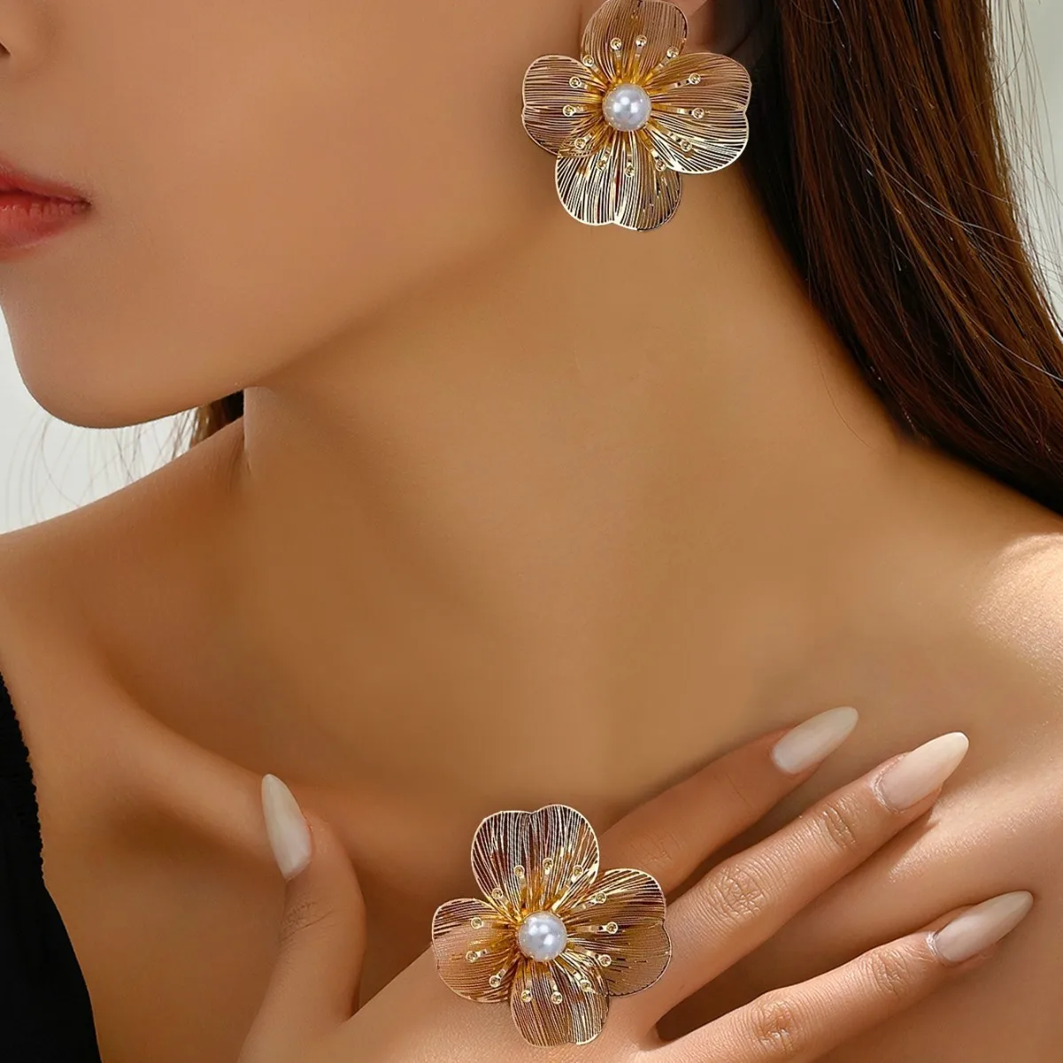 

1 комплект золотых серег-гвоздиков с имитацией жемчуга и цветочным узором, модный нишевый набор украшений для женщин, персонализированные ювелирные изделия