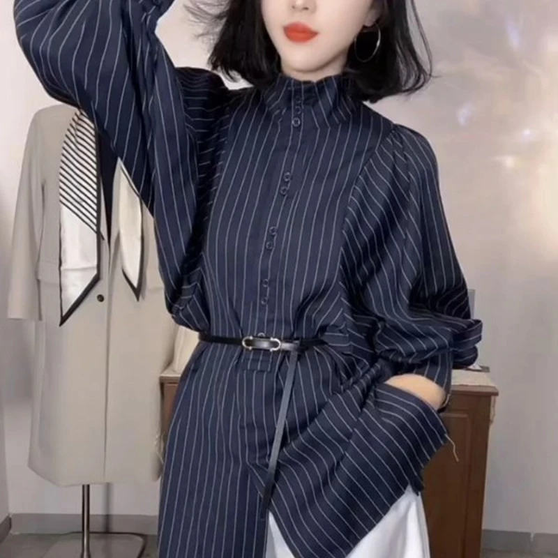 قميص نسائي مخطط بياقة واقفة وأكمام منتفخة وحزام كاجوال فضفاض مناسب متوسط الطول على الطراز الكلاسيكي لربيع الخريف #1