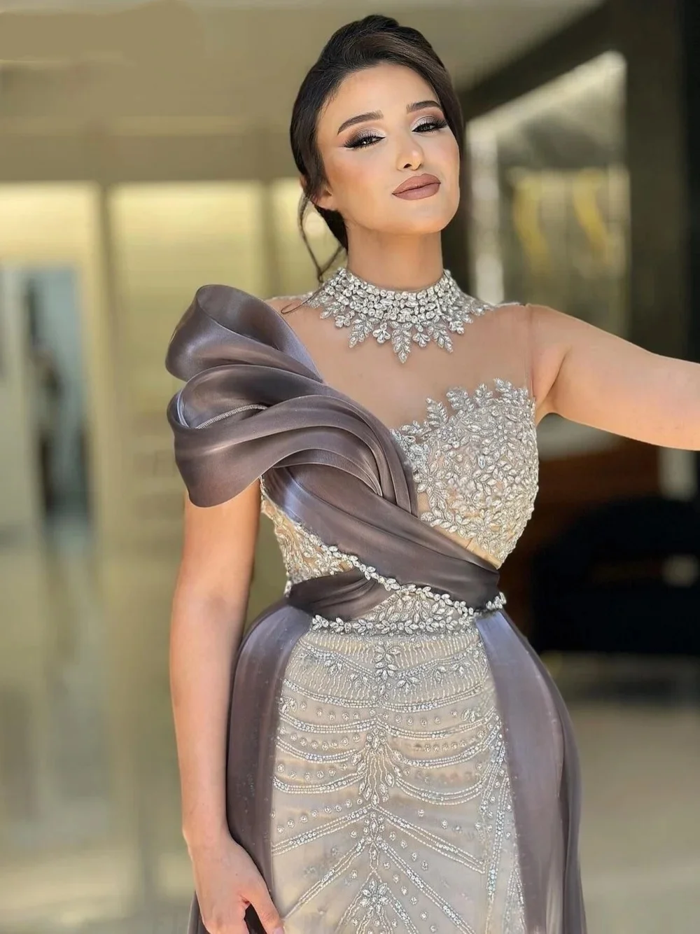 Einzigartiges Meerjungfrau-Abendkleid mit Kristallperlen, O-Ausschnitt, hohe Schlitze, Abendkleid, ärmellos, Sweep-Zug, Partykleider nach Maß