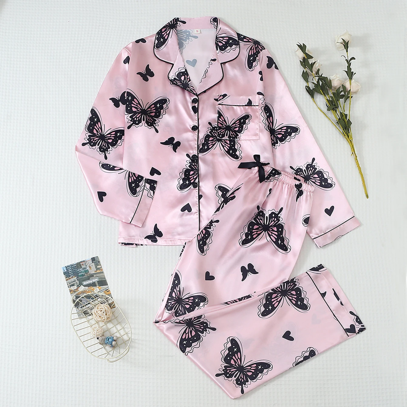 conjunto-de-pijama-de-cetim-rosa-confortavel-de-duas-pecas-com-estampa-de-borboletas-grandes-blusa-com-gola-e-botoes-e-calcas-com-laco-adequado-para-uso-domestico