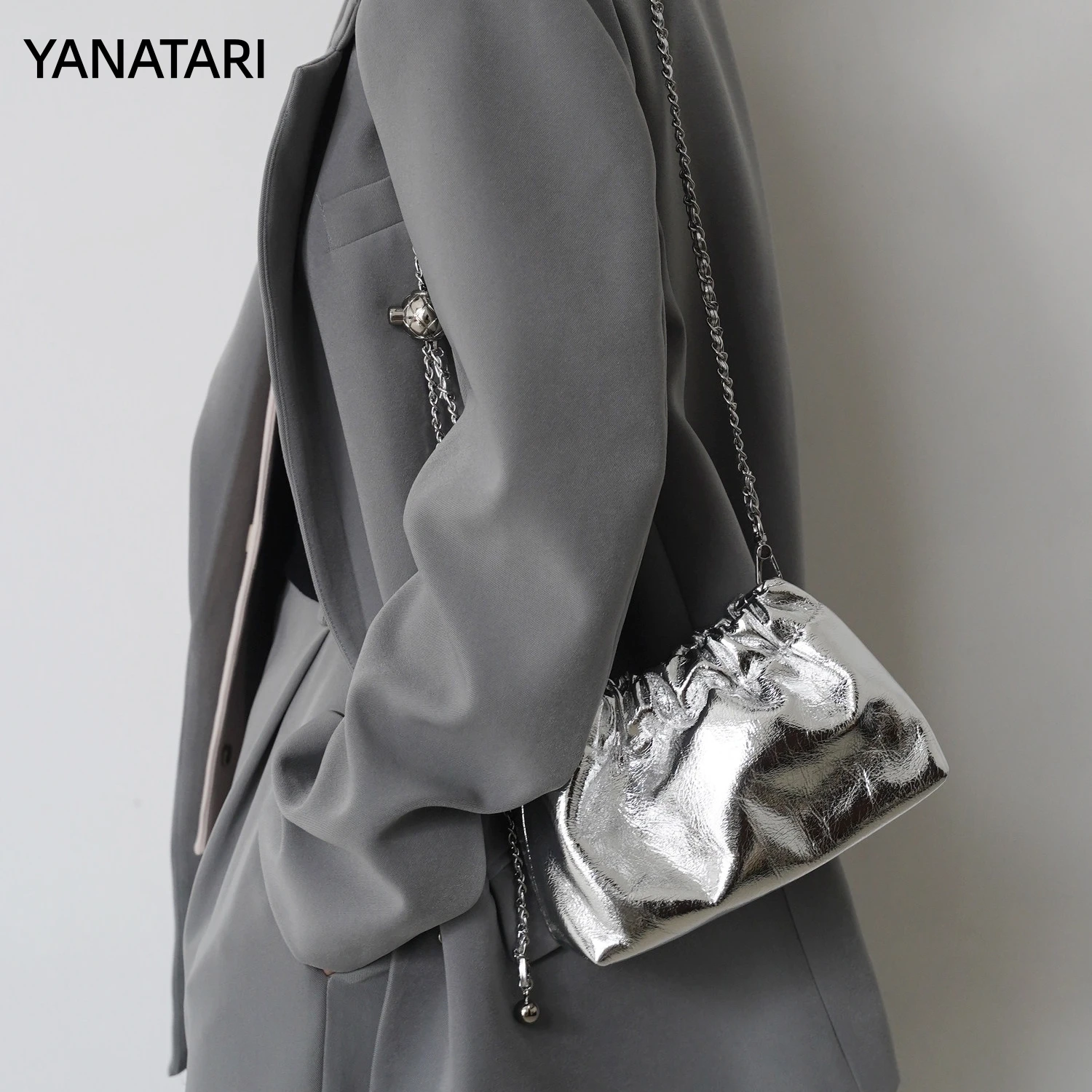 

Сумка YANATARI из натуральной кожи, модель Cloud Bag, женская сумка через плечо, из коровьей кожи с серебристым отливом, маленькая сумка на цепочке.