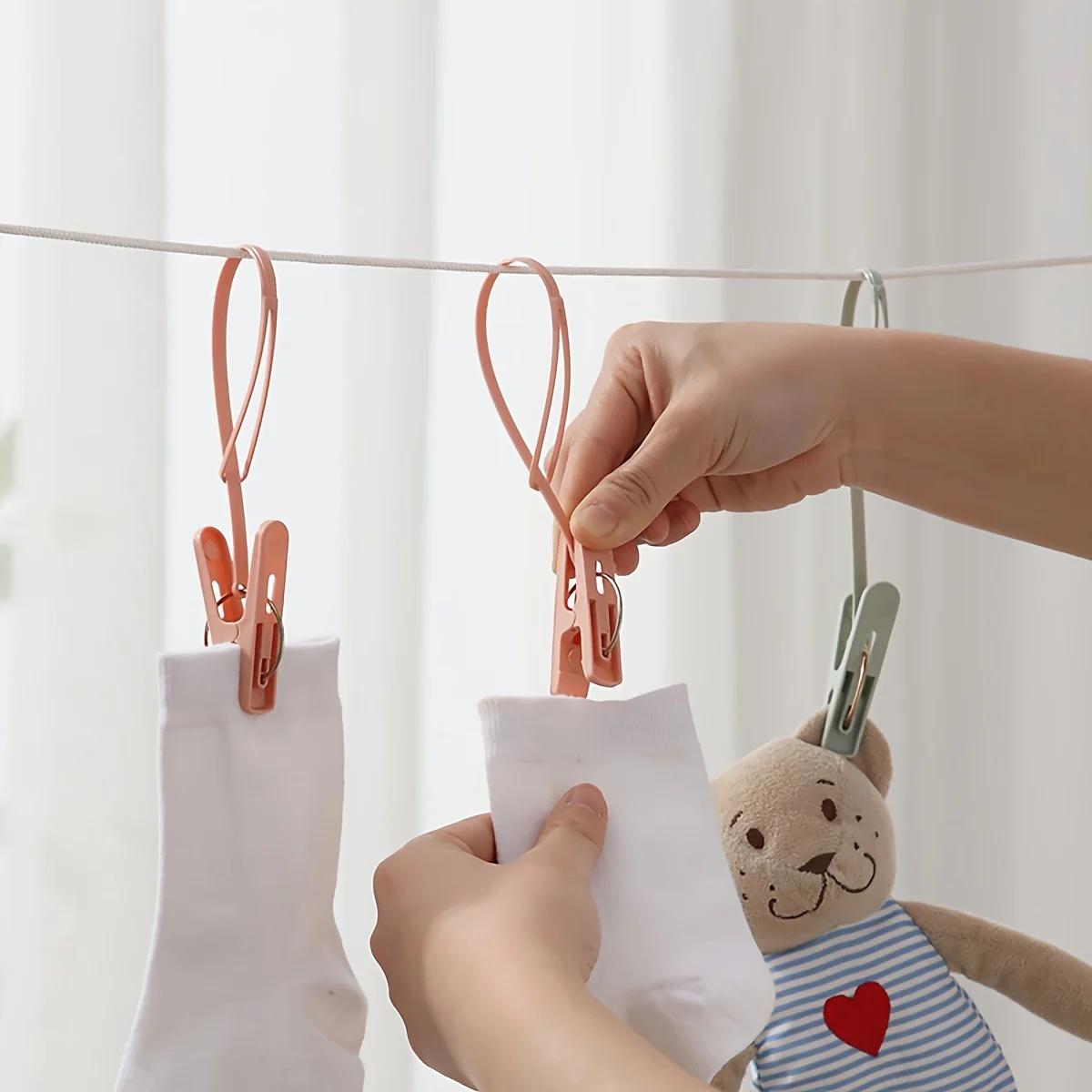 24 قطعة من مشابك الغسيل البلاستيكية المتينة، ومشابك الغسيل والألواح المحمولة للسفر المنزلي، وأساسيات حبل الغسيل