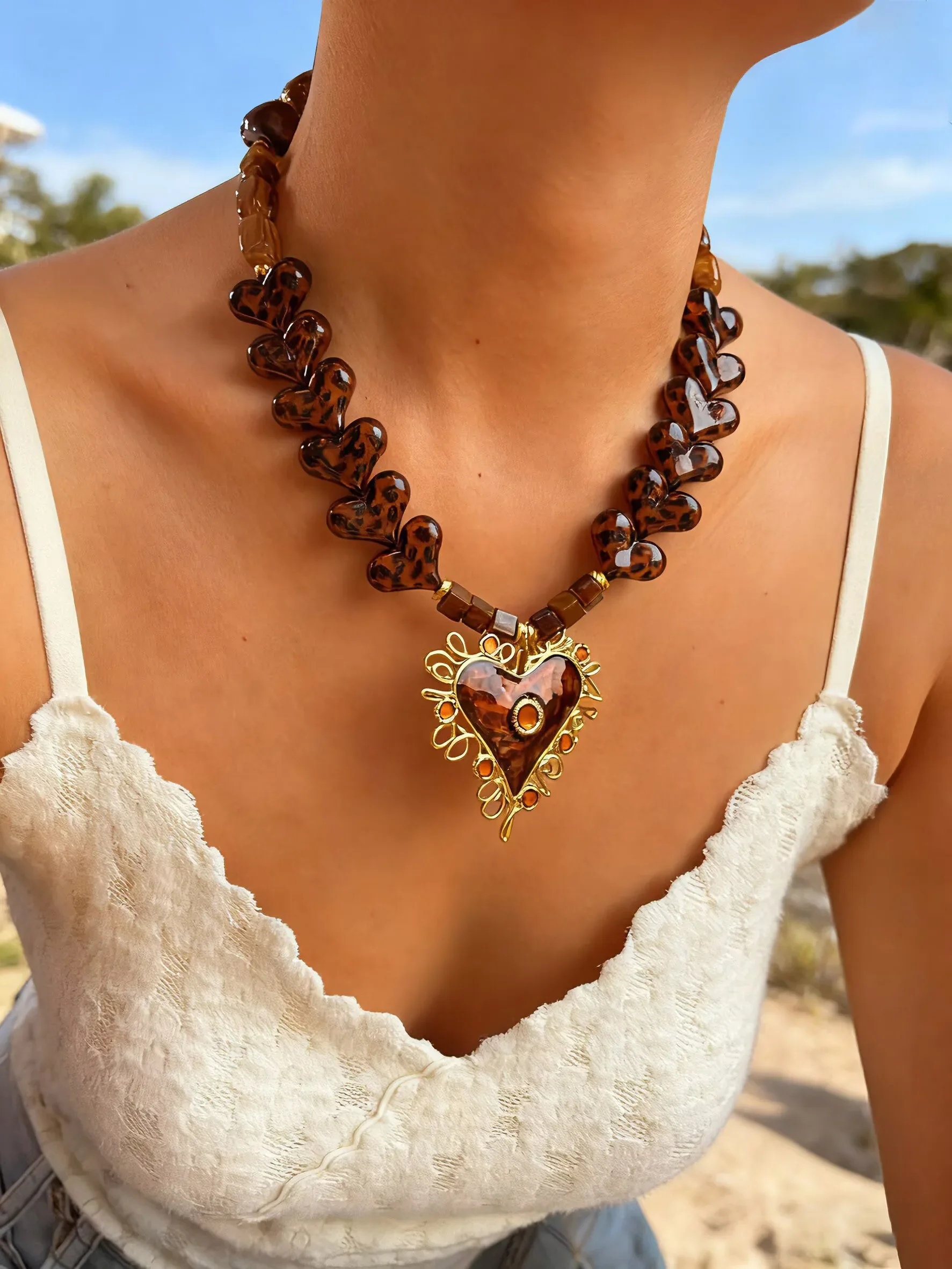 

20262026 Новые преувеличенные квадратные ожерелья из смолы в форме сердца, позолоченная эмалированная подвеска для женщин, классические элегантные ювелирные изделия