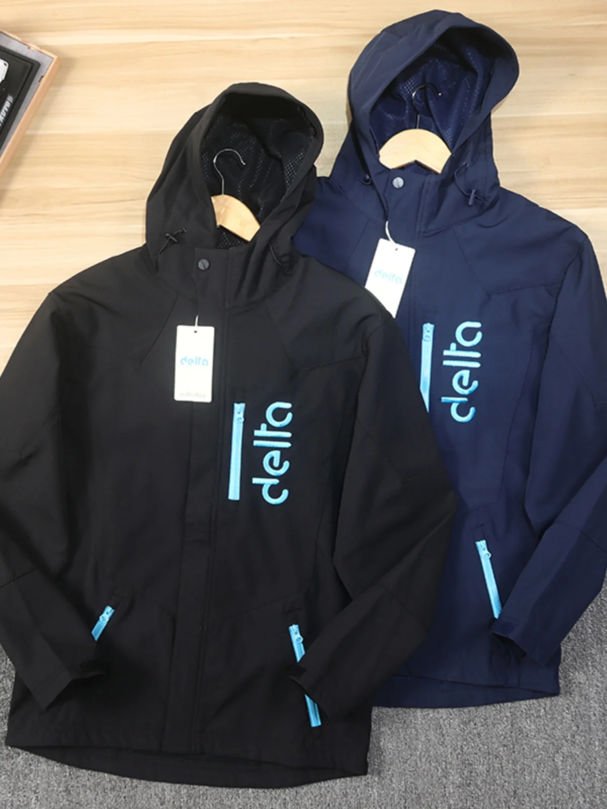 

Outdoor Windproof Waterproof Soft ell Embroidered Men's Loose Hooded Jaet Thin Fce Outerwear Faion Urban Sle