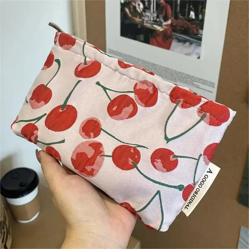 Piccola borsa per il trucco alla ciliegia dolce fresca Borsa per il trucco portatile di grande capacità Lozione per l\'acqua Borsa da toilette da