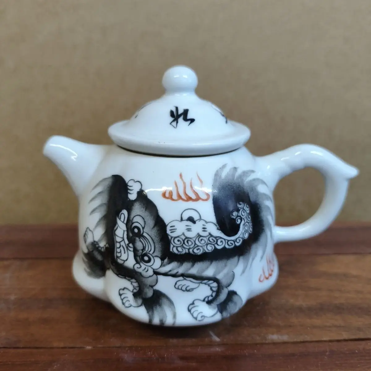 Chinese Old Collection Taishi Shaobao Ink Colored Lion Pattern Ceramic Teapot Antique Decorative Collectible Teapot