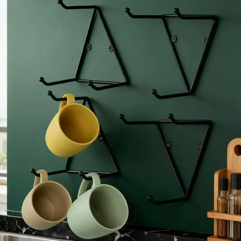 منظم كوب معدني هندسي حامل كوب قهوة مثلث معدني مع 3 خطافات لتنظيم مكتب المطبخ وجدار أسود غير لامع