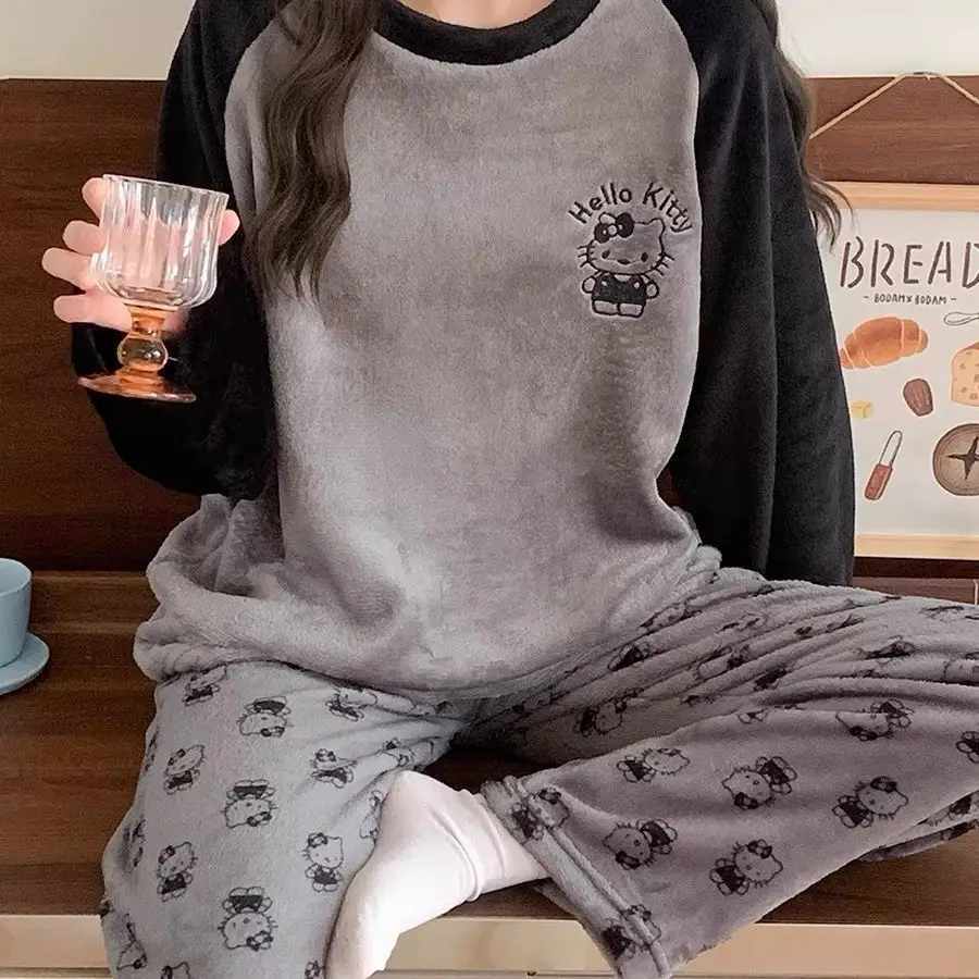 ชุดนอนลายคิตตี้น่ารักสำหรับผู้หญิง ฤดูใบไม้ร่วงและฤดูหนาว คอกลม ผ้ากำมะหยี่หนานุ่ม แขนยาว กางเกงขายาว ชุดนอนใส่สบายๆ อยู่บ้าน