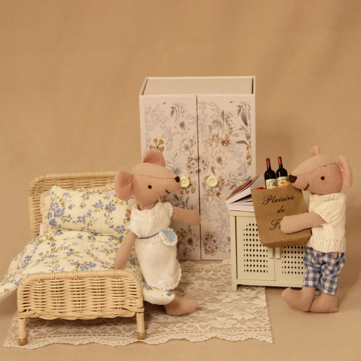1:8-1:12 Miniature Furniture L-16Cm Light-Colored Rattan Bed with Bedding Suitable for Dollhouse Furniture Decoration