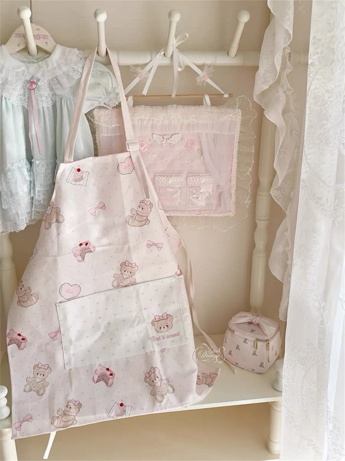 Pink cartoon princess apron cute apron for painting, anti-fouling and anti-dirty overalls, kitchen hot pot bibs