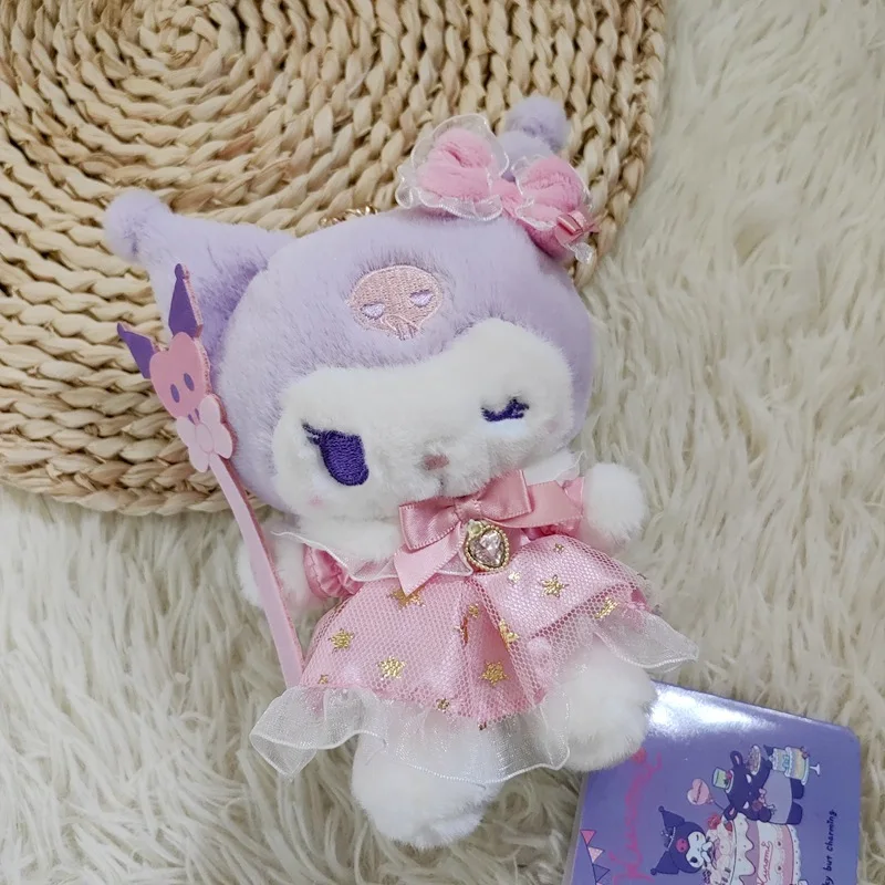 

Брелок Sanrio с розовой юбкой Kuromi, милая плюшевая кукла, игрушка-украшение, милый мультяшный подарок с подвеской в виде плюшевой сумки, 14 см