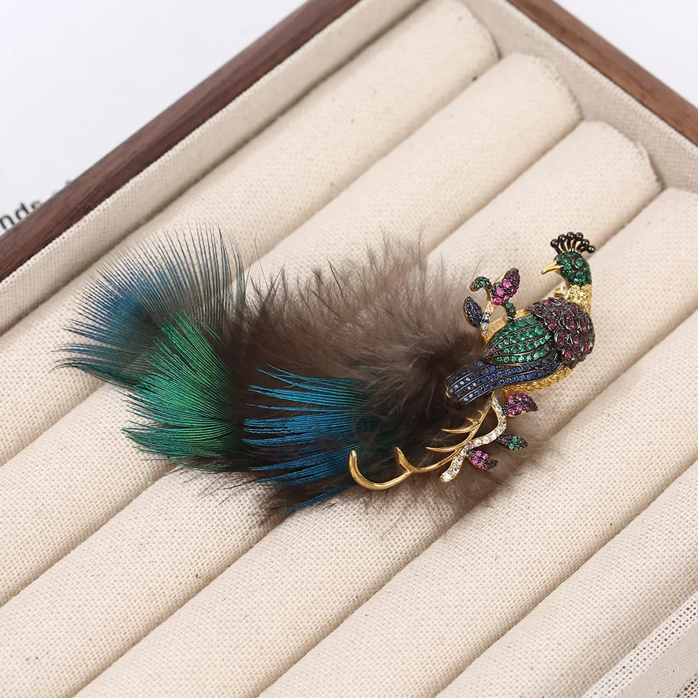 Rhinestone new simulation feather peacock brooch design exquisite accessories light luxury pin corsage high-grade ladies brooch