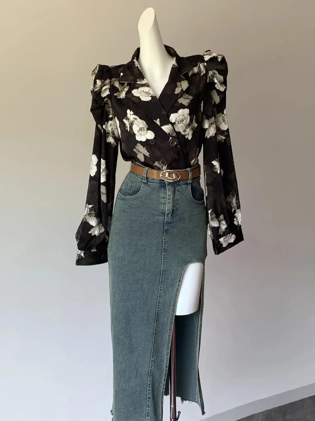 

Fashionable Black Floral Long Sleeve Shirt Women's Retro Style Casual Slimming Top Spring 2026 Polyester Fiber Commute Style