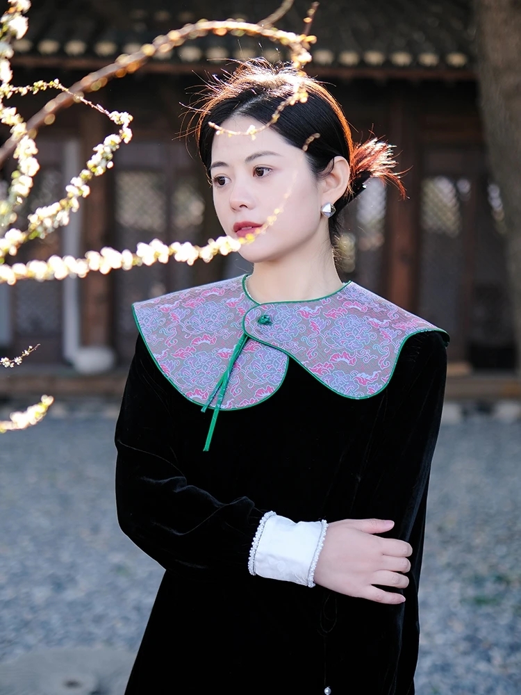 

Новый женский жилет из шелкового парчового полотна с узором пионов и переплетенным дизайном в китайском стиле Cloud Shoulder. Модный зимний жилет.