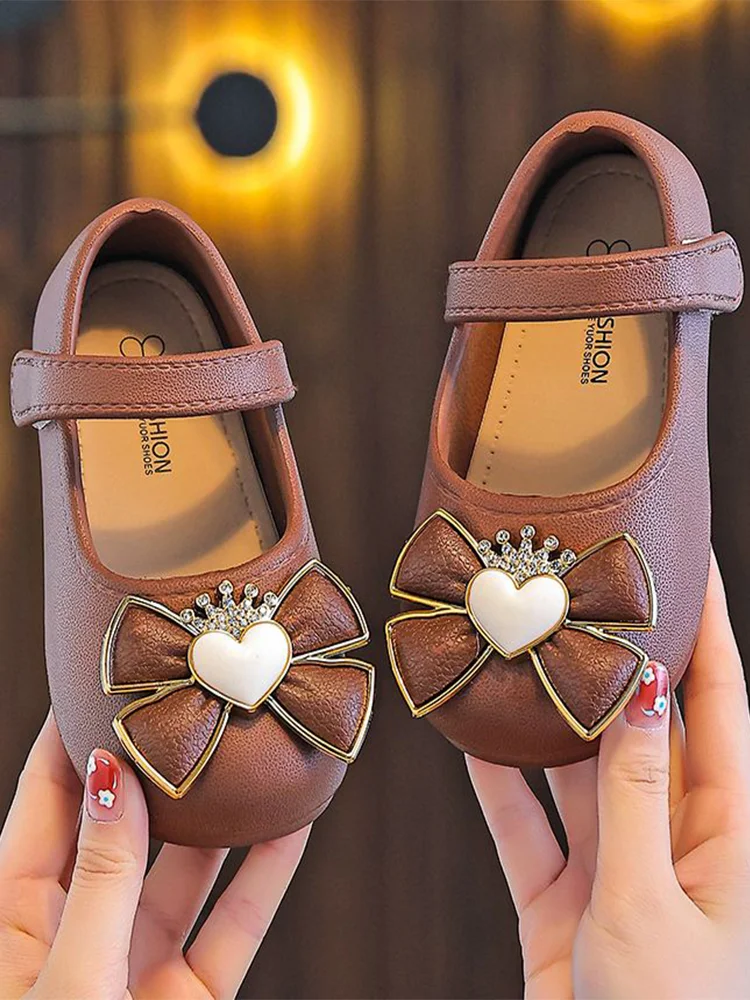 

Новые летние сандалии с украшением в виде банта. Девушки могут носить сандалии с одеждой, когда гордить, чтобы играть.