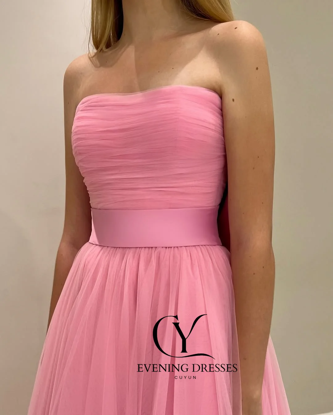 CUYUN ピンク ガールズ プロムドレス ロング ホームカミングドレス カスタマイズされたストラップレス Aライン ソフトチュール イブニングパーティードレス フォーマルイベント
