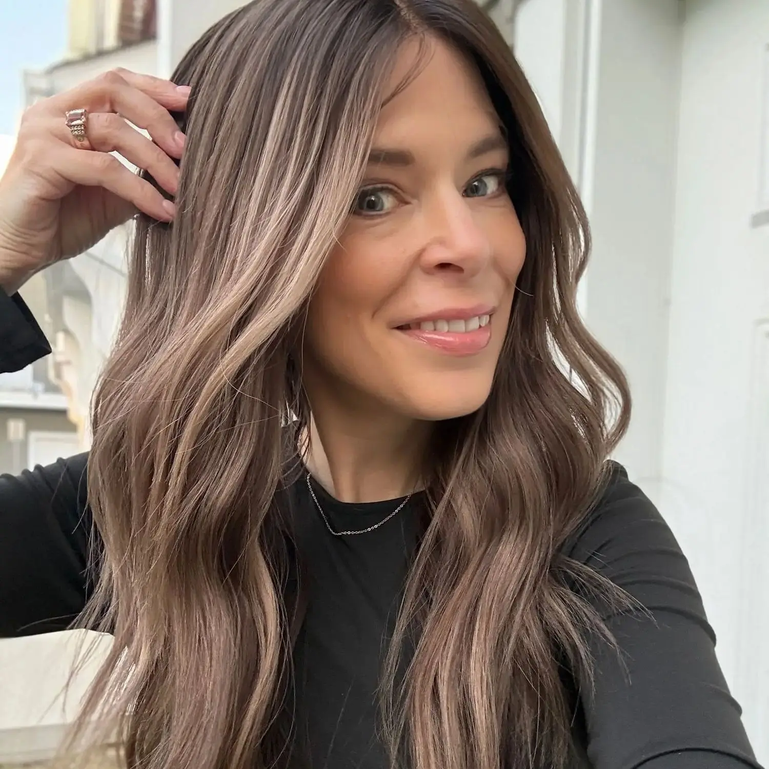 

Ombre Каштаново-коричневый синтетический HD парик фронта шнурка Термостойкое волокно Волосы Объемная волна Предварительно выщипанные бесклеевые парики для женщин 22 дюйма