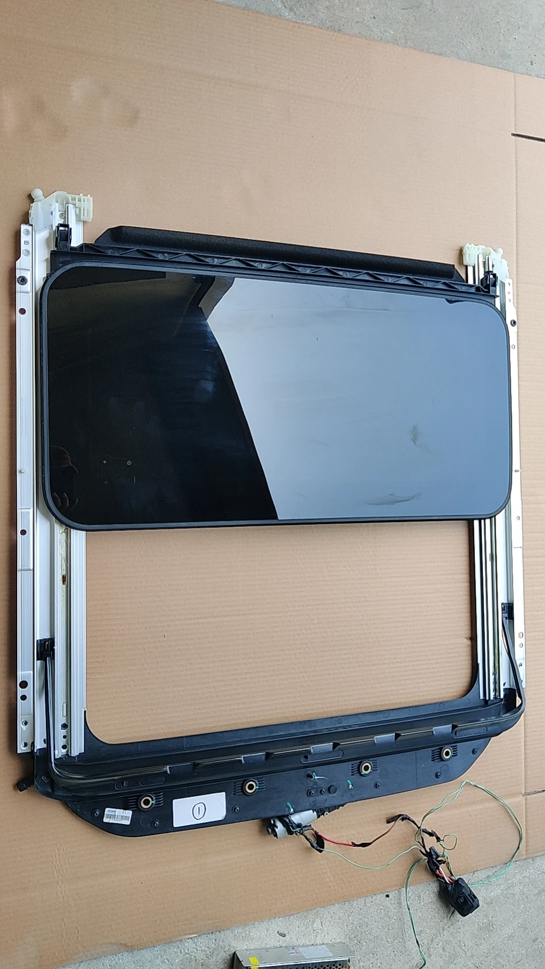 

Hot Selling Car Complete Sunroof Auto Inner Sliding Sunroof Car Parts Universal Sunroof