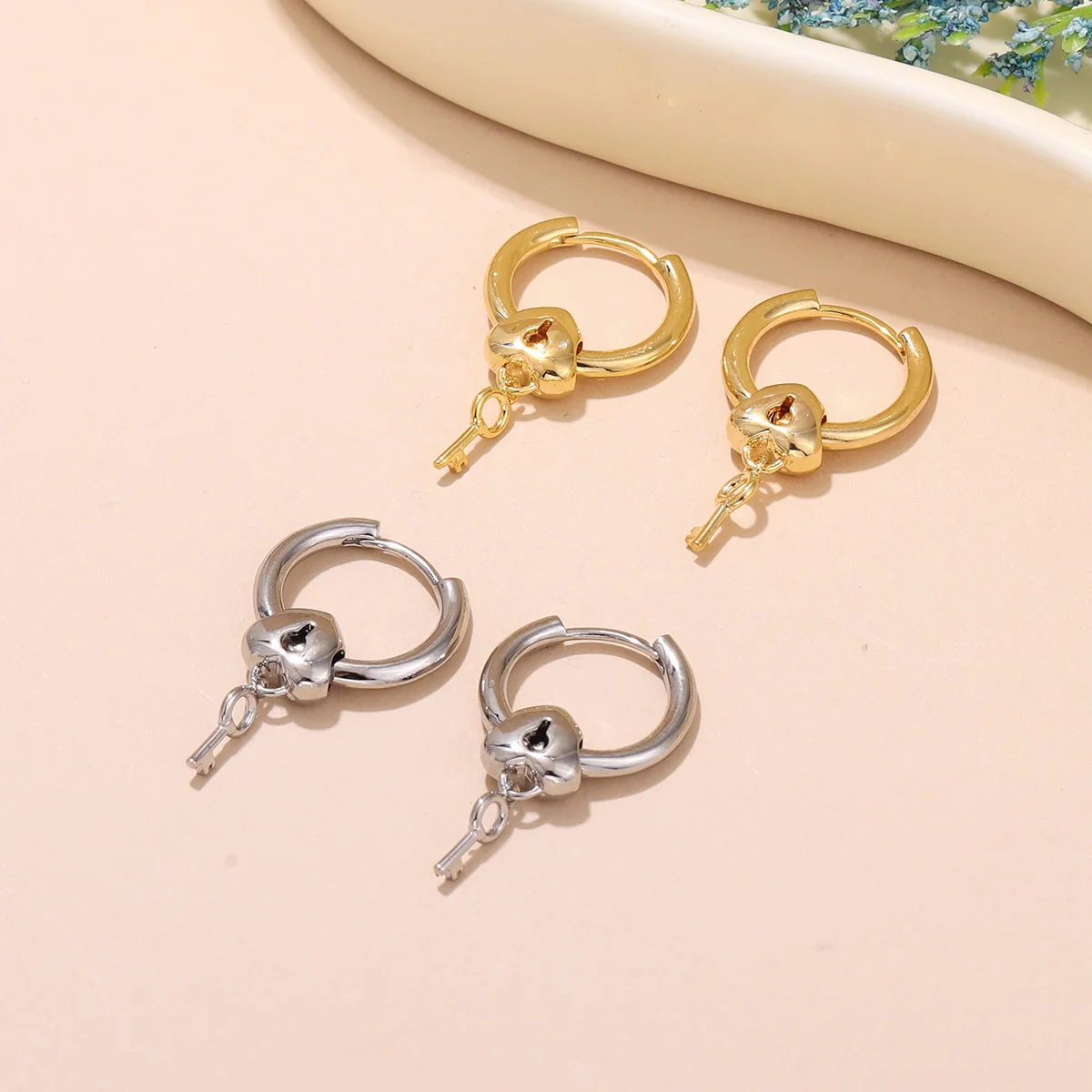 

Women's Alloy Small Love Lock Hanging Drop Earrings Gold Silver Color Stud Ear Clips for Women Delicate Dainty Ear Jewelry Gifts
