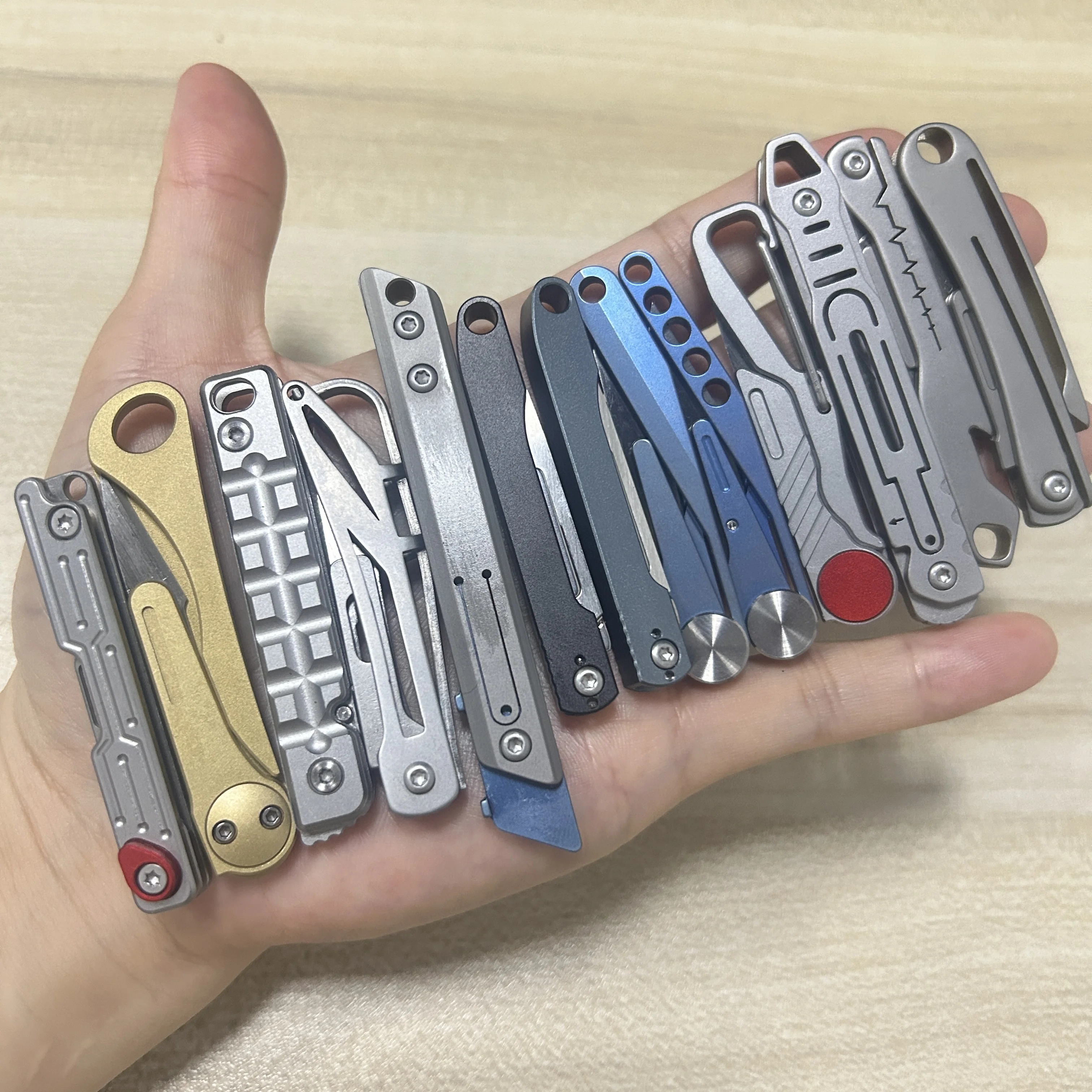 Imagem -02 - Titanium Brass Aluminium Folding Knife com Back Clip Keychain Portátil Edc Self Defense Survival Gadge Pode Substituir No11 Blade 21