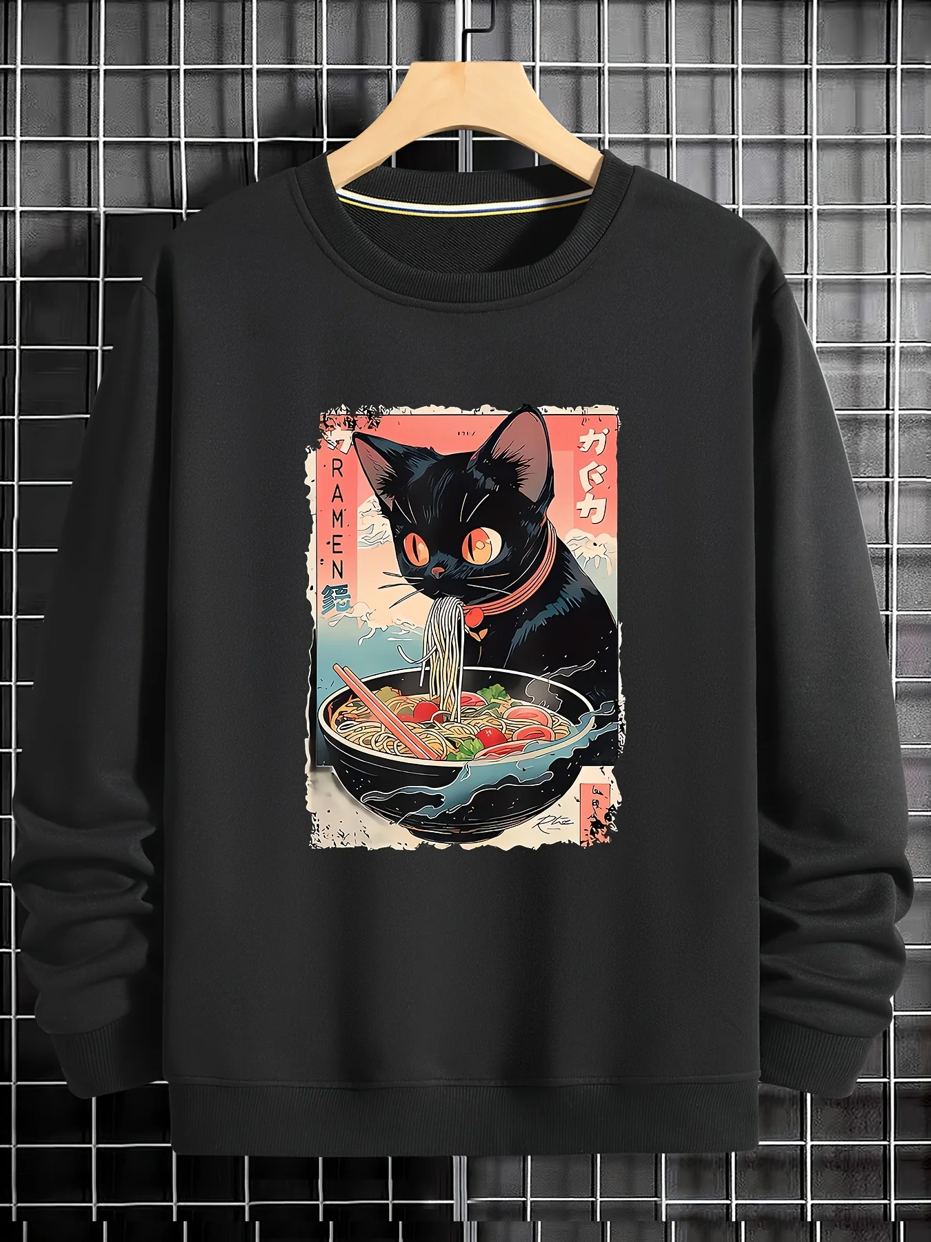 

Толстовка с рисунком Black Cat Eating Ramen — уютный пуловер из полиэстера с круглым вырезом для мужчин и женщин