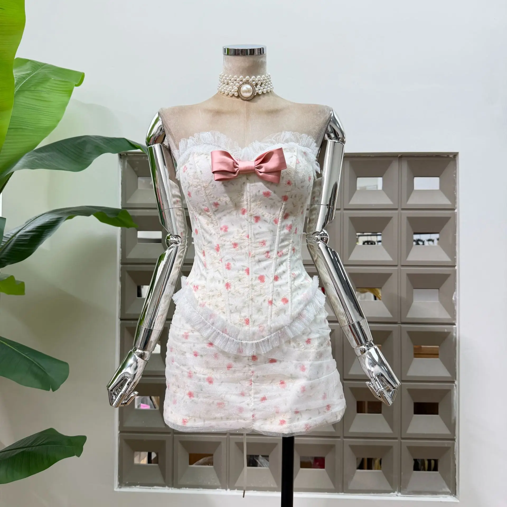 

Новинка 2026: Комплект из двух предметов — корсет без бретелек с принтом Frenulum и мини-юбка из фатина. Сексуальный праздничный наряд для женщин.