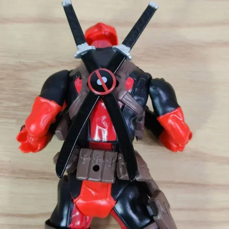 Deadpool Marvel figurka dekoracja lalka ruchomy pulpit Model ozdoby kolekcja zabawek urodziny dzieci prezenty świąteczne