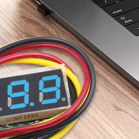 3 أسلاك الفولتميتر الرقمي أحمر/أزرق/أصفر/أخضر 0.28 بوصة جهاز قياس دقيق قياس الضغط حماية قطبية عكسية