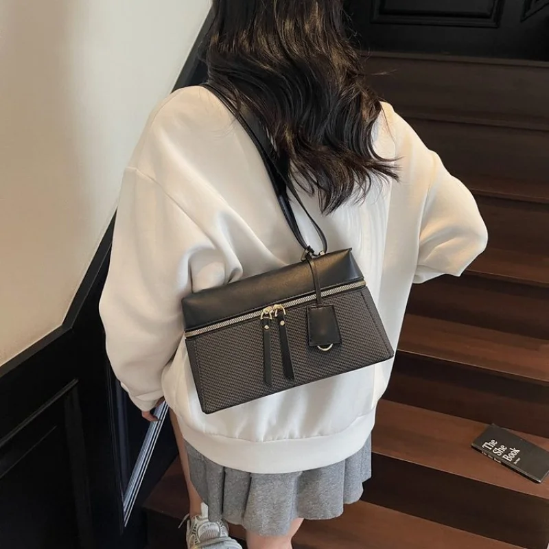 

Classic Elegant Women's Messenger Bag Leather Crossbody Design High-Quality Handbag Popular For Everyday Use Ladies Brand