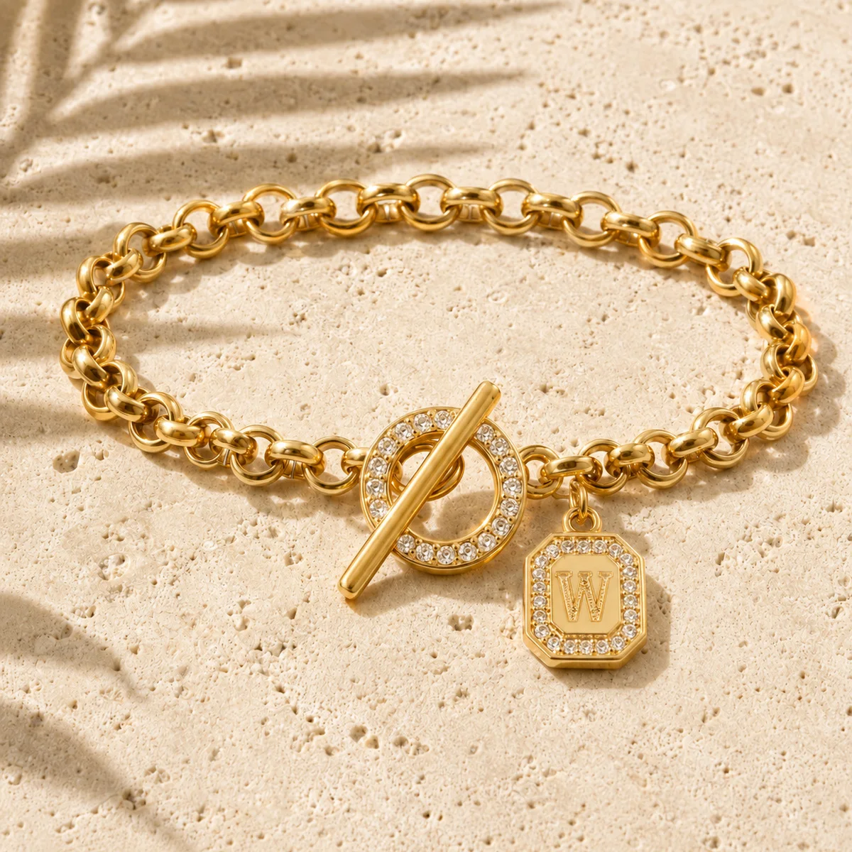 Vergoldete Personalisierte Initialen-Charm-Armbänder für Damen und Herren mit Kubischem Zirkonia und Knebelverschluss - Schmuckgeschenk für den Alltag – Detail 26