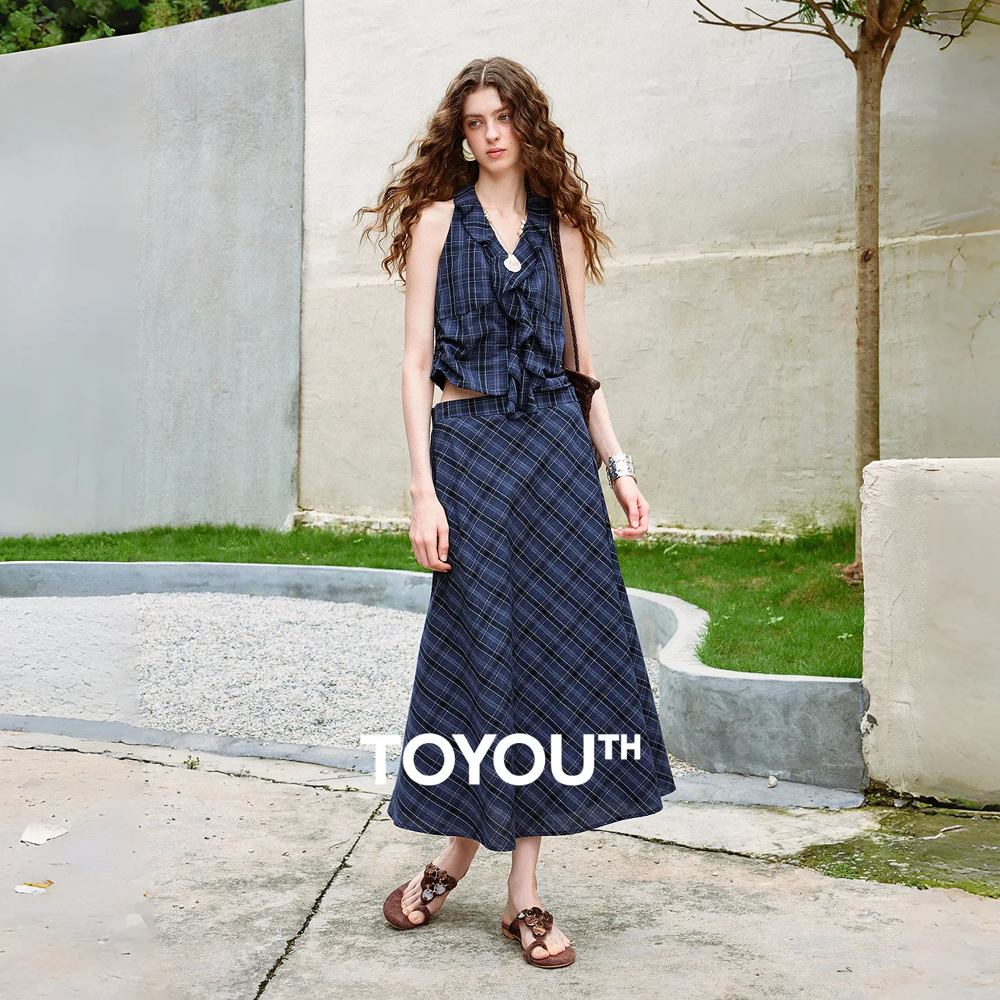 Ensemble 2 pièces TOYOUTH pour femme – Collection Été 2026 – Haut Halter à Carreaux Vintage et Jupe Midi – Style Français Légèrement Mature