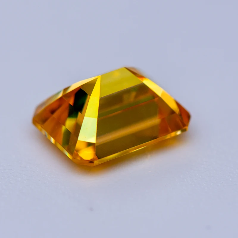 Pietra preziosa Moissanite Colore giallo dorato Diamante coltivato da laboratorio con taglio smeraldo per materiali avanzati per la creazione di