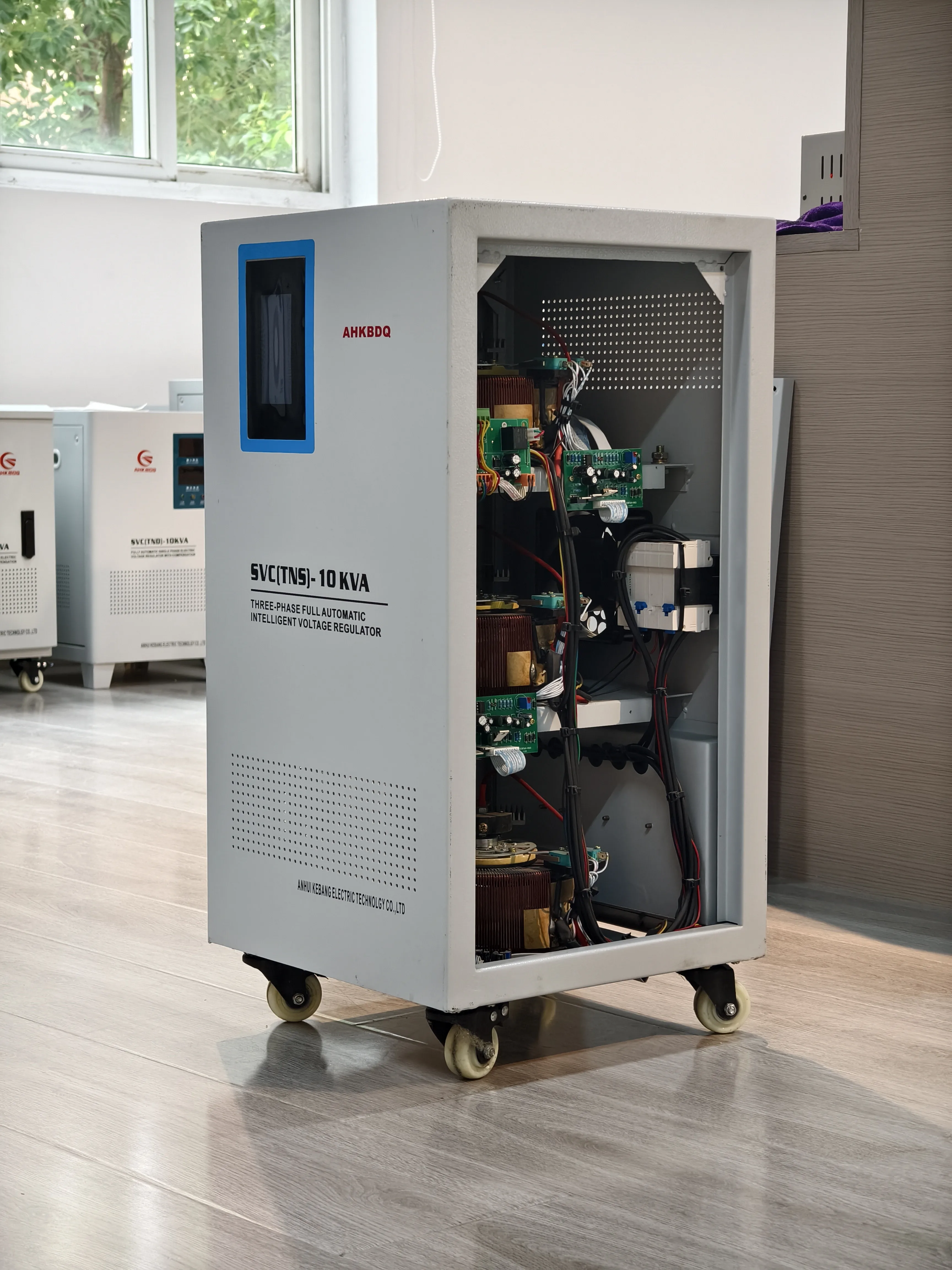 جودة عالية 20KVA 30KVA 40KVA 50KVA 380v ثلاث مراحل منظم جهد ذكي أوتوماتيكي مثبت